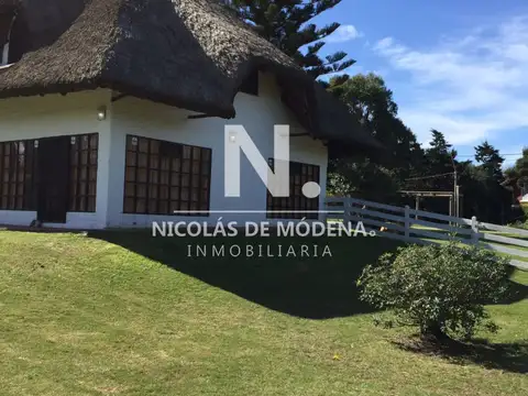 Casa en Venta en Playa Mansa Pinares Seis dormitorios, piscina y barbacoa en Pinares