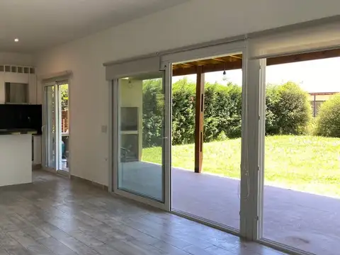 Casa en Alquiler con 3 cocheras