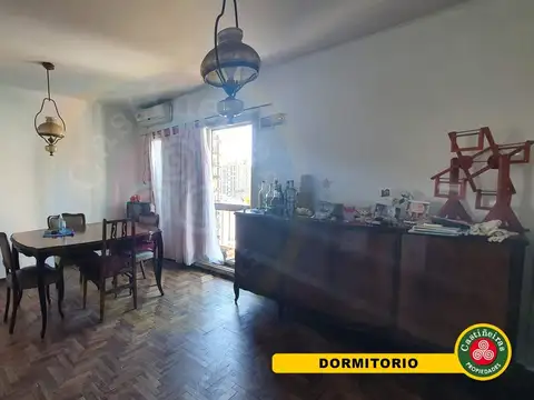 Venta -Departamento 3 ambientes - BALCÓN al frente - Sobre Av. H. Irigoyen - Excelente Ubicación !!!