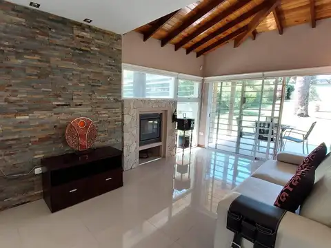 Casa - Venta - Villa Gesell - 4 Ambientes - Gas Natural.
