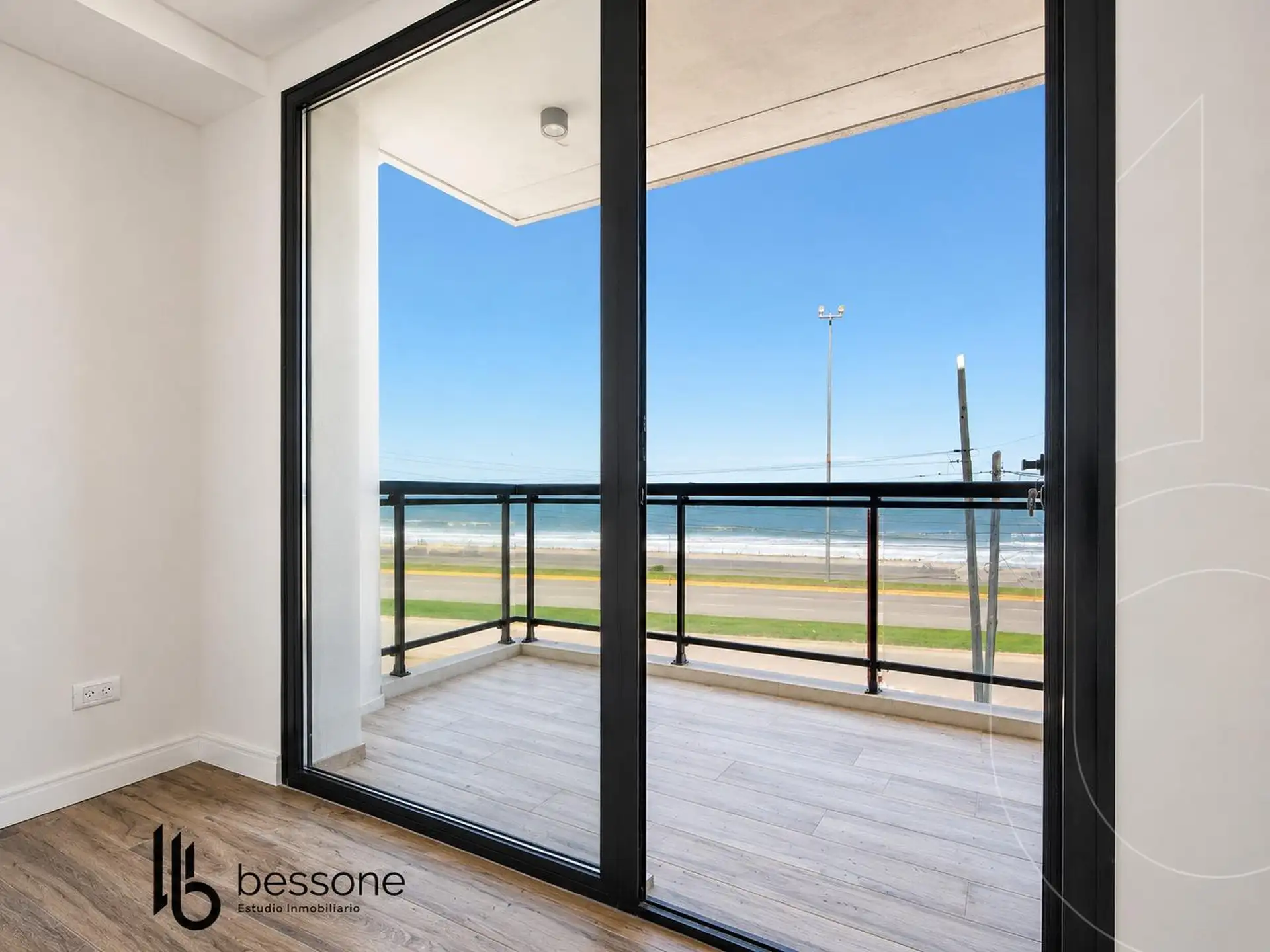 Depto 2 amb, 56m² con cochera y balcón frente al mar — Constitucion