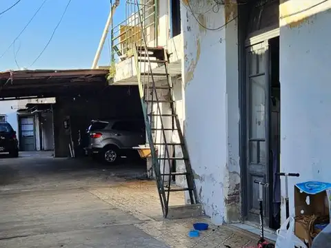 CASA 4 AMBIENTES MAS GALPON EN FLORES