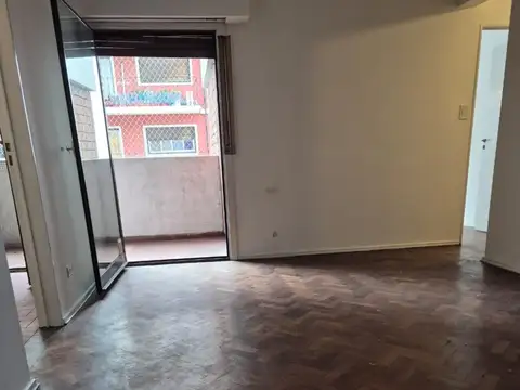 2 AMB CON COCINA SEPARADA CON GAS, PISO ALTO, VISTA ABIERTA, MUY LUMINOSO, EXCELENTE UBICACION A MTS DE AV CORRIENTES CON IMPORTANTE CENTRO COMERCIAL Y SUBTE B, GRAN BALCON CON LAVADERO INCORPORADO, GRAN PLACARD, BAÑO COMPLETO, APTO CREDITO