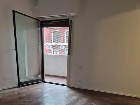 2 AMB CON COCINA SEPARADA CON GAS, PISO ALTO, VISTA ABIERTA, MUY LUMINOSO, EXCELENTE UBICACION A MTS DE AV CORRIENTES CON IMPORTANTE CENTRO COMERCIAL Y SUBTE B, GRAN BALCON CON LAVADERO INCORPORADO, GRAN PLACARD, BAÑO COMPLETO, APTO CREDITO