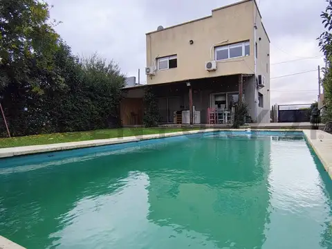 Casa 2 dormitorios con pileta en venta en Arturo Segui
