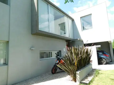 Casa en Venta con 4 cocheras