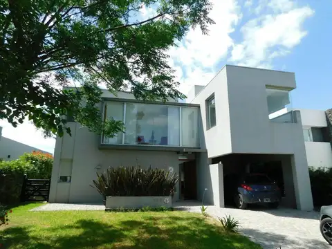 Casa en Venta con 4 cocheras