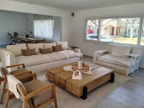 Casa en Alquiler con 4 cocheras
