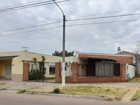 Casa mas Galpón  en Pasteur 681