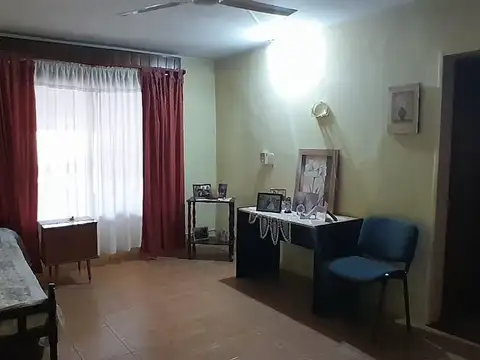 Casa mas Galpón  en Pasteur 681