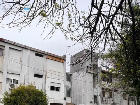 Venta Departamento 3 ambientes a reciclar en Lomas Del Mirador a metros de General Paz