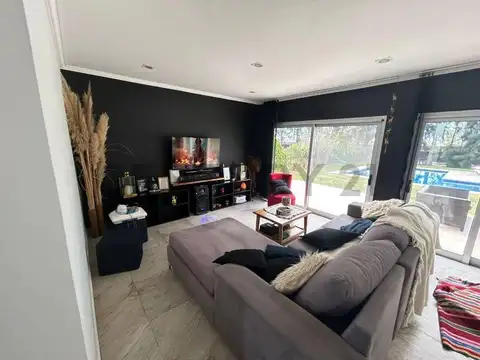Casa en Alquiler con 2 cocheras
