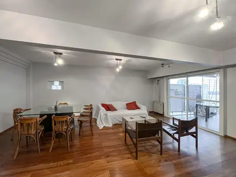 Departamento de 4 dormitorios con gran balcón y vista al río parcial en el Centro