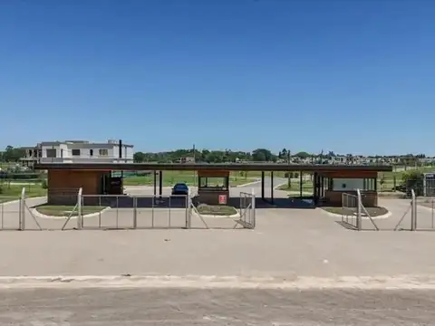 Lote en venta en Barrio Village joven 