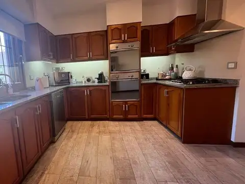 Casa 5 ambientes con 4 baños
