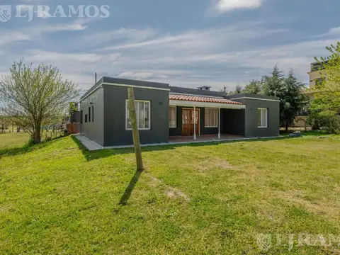 Casa en Alquiler con 2 cocheras