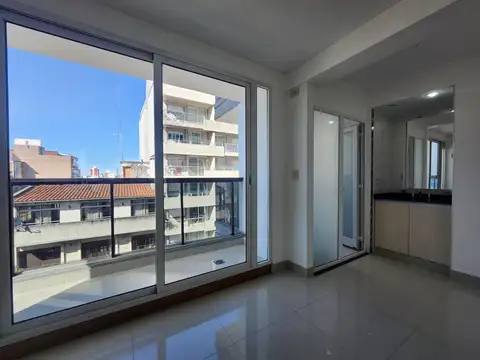 Monoambiente con balcon al frente barrio Lourdes