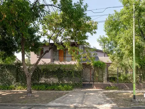 Casa emplazada en tres lotes