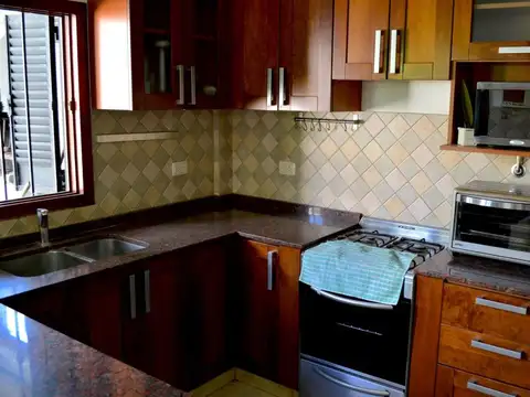 Casa 4 ambientes con 2 baños