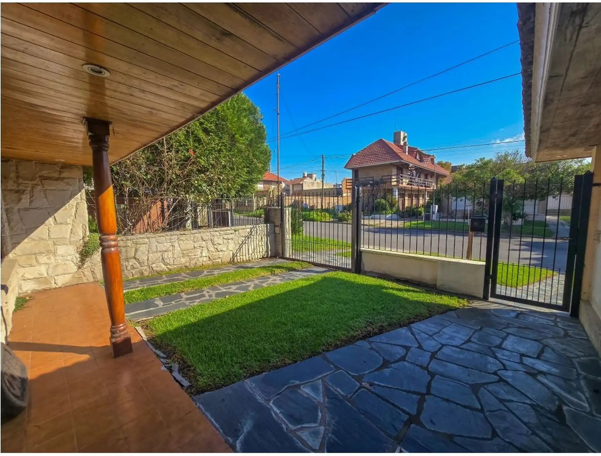 Casa 4 dorm, jardín y cochera cubierta para 3 autos — a 400 m del mar (Punta Mogotes)