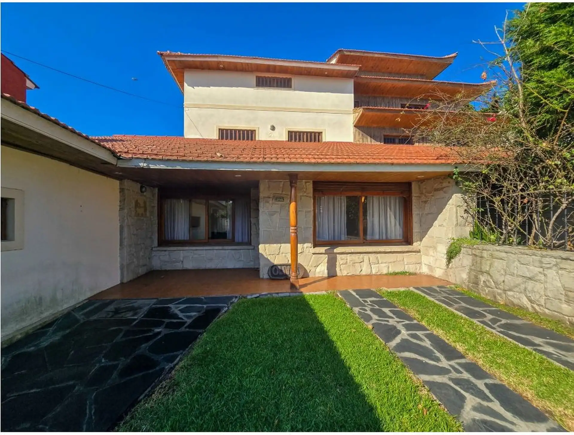 Casa 4 dorm, jardín y cochera cubierta para 3 autos — a 400 m del mar (Punta Mogotes)