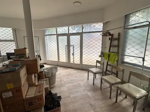 Casa nueva con local. Impecable. Olivos.
