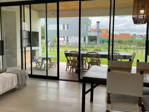 Casa 3 ambientes con 2 baños