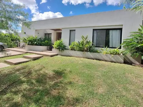 Venta muy linda casa BCdo Bella Vista Chico