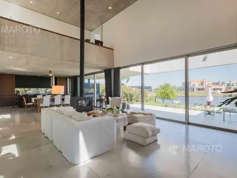 Casa en Alquiler con 2 cocheras