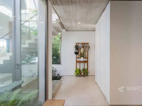 Casa en Alquiler con 2 cocheras