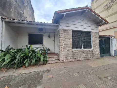 VENTA CASA CUATRO AMBIENTES CON COCHERA SAN MARTIN CENTRO