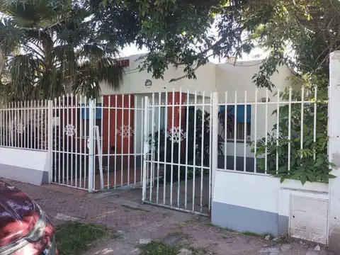 CASA EN VENTA A RECICLAR ALBERDI