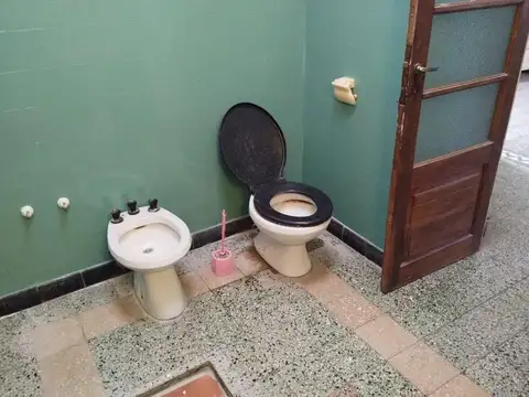 CASA EN VENTA A RECICLAR ALBERDI