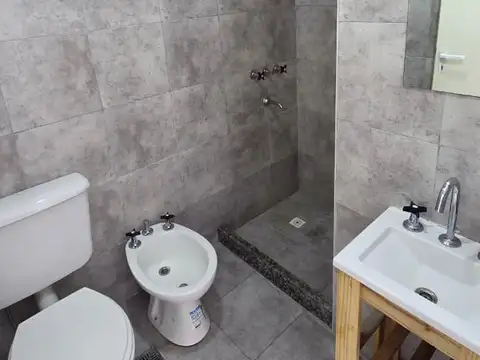 Monoambiente al frente 2do piso con balcon, Excelente ubicacion: San Martin 1902 Banfield