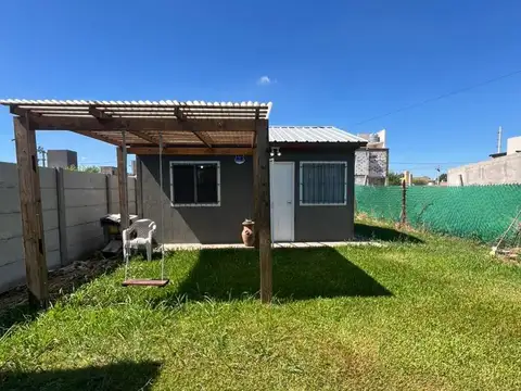 Casa en alquiler de 2 dormitorios con amplio patio en Campos del Oeste