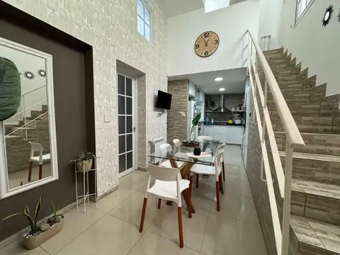VENTA - CASA DE PASILLO DE 3 DORMITORIOS CON TERRAZA EXCLUSIVA - CENTRO