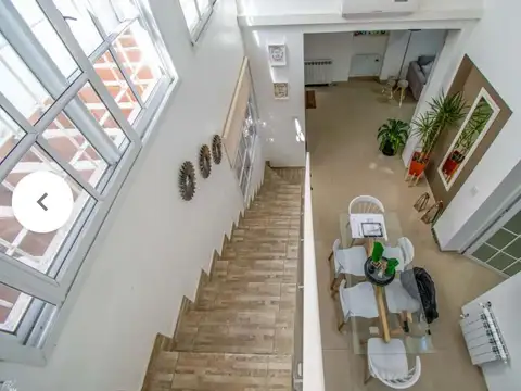 VENTA - CASA DE PASILLO DE 3 DORMITORIOS CON TERRAZA EXCLUSIVA - CENTRO
