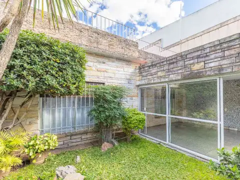 VENTA CASA DE 5 AMBIENTES CON COCHERA Y TERRAZA