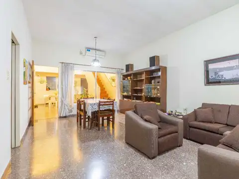 VENTA CASA DE 5 AMBIENTES CON COCHERA Y TERRAZA