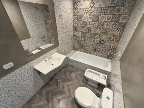 EXCELENTE PH DE 3 AMBIENTES EN ALQUILER – PRIMER PISO AL FRENTE – SIN EXPENSAS