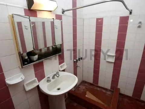 Casa 4 dormitorios a la venta Gonnet amplio terreno