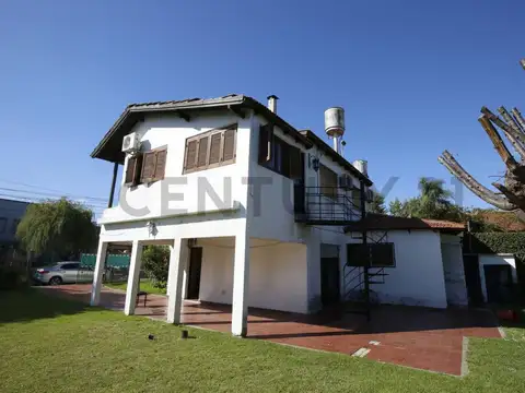 Casa 4 dormitorios a la venta Gonnet amplio terreno