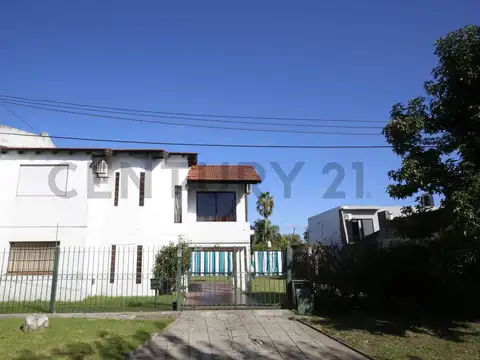 Casa en Venta con 3 cocheras