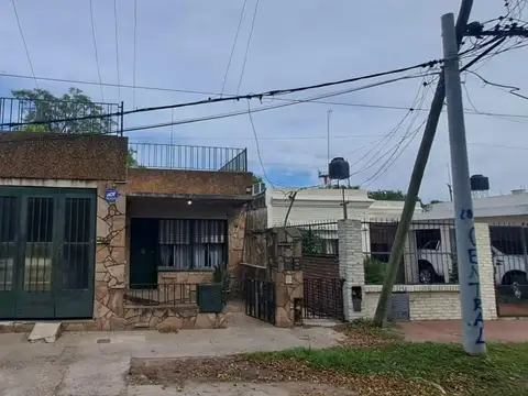 Amplia casa con tres dormitorios y patio. Oportunidad!