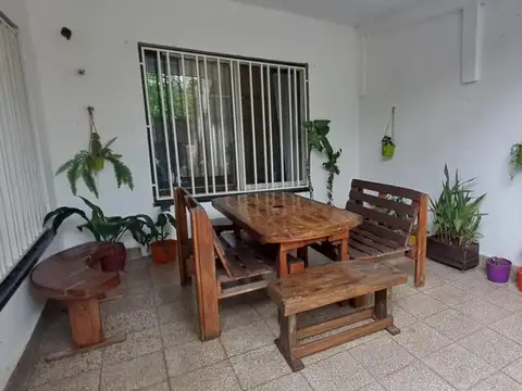 Amplia casa con tres dormitorios y patio. Oportunidad!