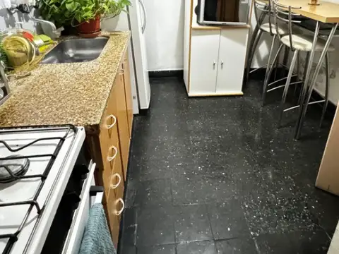 Amplio departamento interno ideal para modernizar y vivir