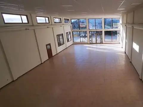 Gran Local Comercial sobre calle Gallardo. con salón doble altura preparado para Oficinas.