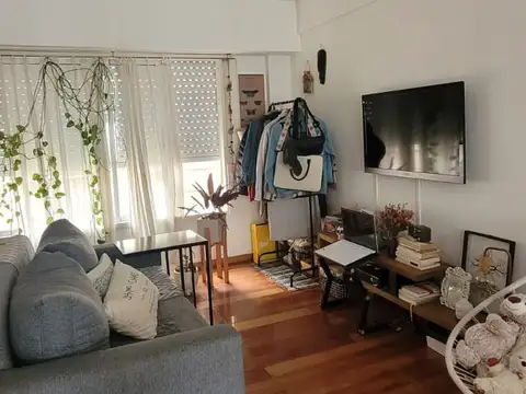 Lafuente 354 6to piso luminoso- monoambiente dividido IMPECABLE