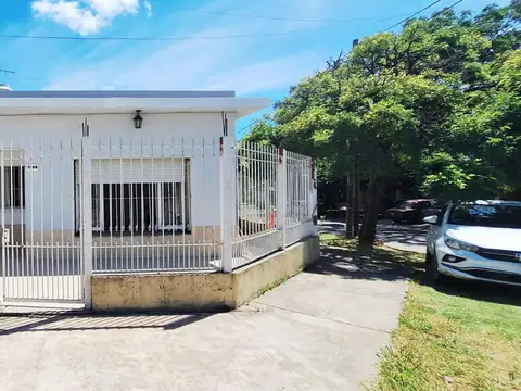 ALQUILER CASA 4 AMBIENTES * CON COCHERA, PATIO