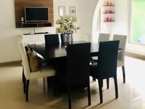 CASA 4 AMBIENTES CON COCHERA